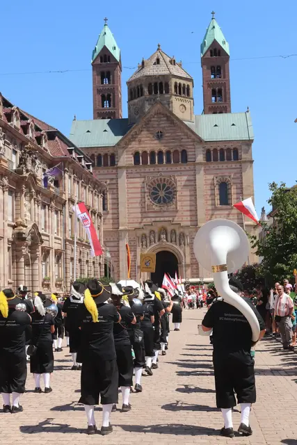 Zahlreiche Musikgruppen sorgten für gute Laune im und am Zug. | Foto: Cornelia Bauer