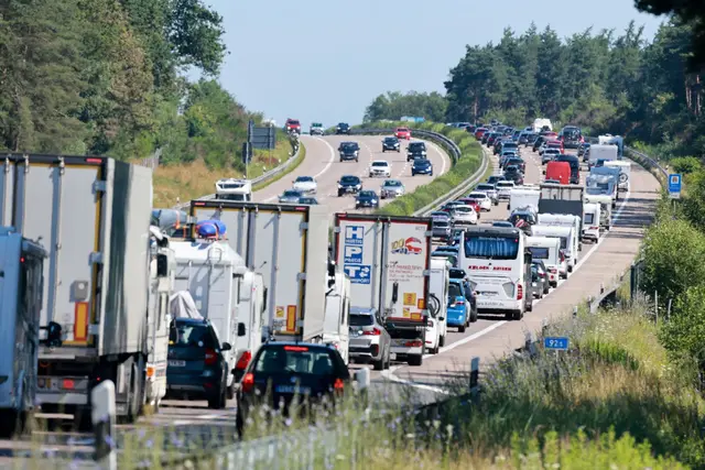 Pausen einplanen: Regelmäßige Stopps alle zwei Stunden oder 200 Kilometer helfen, unangenehme Situationen im Stau zu vermeiden. | Foto: dpa