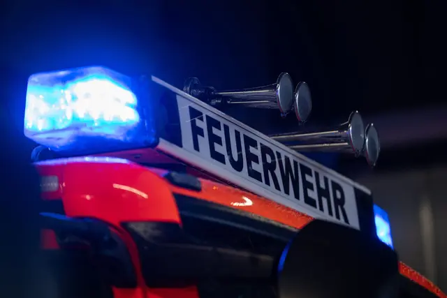 Vermutlich nach einem Blitzeinschlag ist eine Scheune abgebrannt. (Symbolbild) | Foto: Marijan Murat/dpa