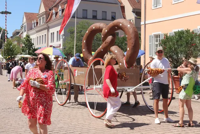 Auch Stadträtinnen und Stadträte verteilten beim Umzug die guten Speyerer Brezeln. | Foto: Cornelia Bauer