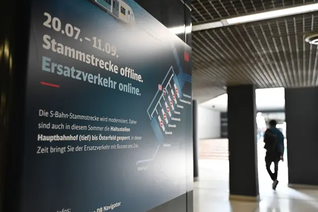 Von kommender Woche an geht in den Haltestellen der S-Bahn in der Stuttgarter Innenstadt gar nichts mehr.  | Foto: Jennifer Kramer/dpa