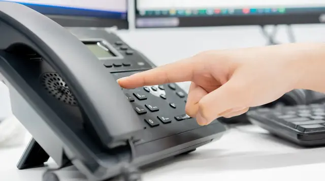Viele greifen automatisch zum Telefon, wenn es klingelt. Dabei bitte beachten: Angebliche Umfragen können eine Betrugsmasche sein. | Foto: chinnarach/stock.adobe.com