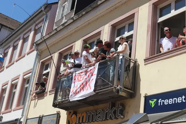 Beste Sicht auf den Umzug - und Eimer und Angel für die Brezeln | Foto: Cornelia Bauer