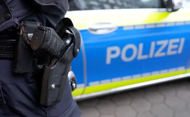 Ein falscher Polizeibeamter soll Gold- und Silbermünzen im Wert von mehr als einer Million Euro abgeholt haben. (Symbolbild) | Foto: Marcus Brandt/dpa