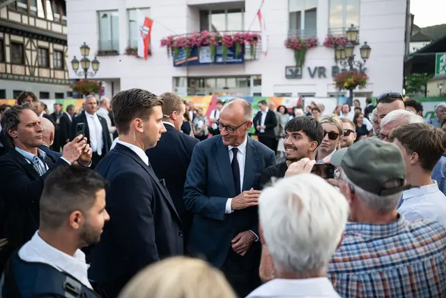 Merz nahm an einer Gedenkveranstaltung in Bad Neuenahr-Ahrweiler teil, wo die Flut viele Menschen stark getroffen hatte.  | Foto: Hannes P. Albert/dpa