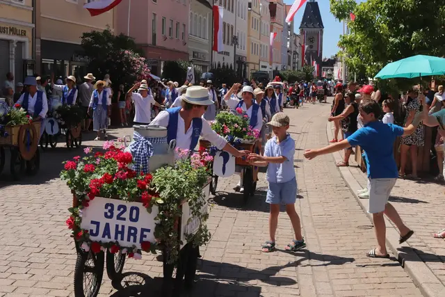 Für die Kinder am Zugrand gab es wie immer jede Menge Süßkram. | Foto: Cornelia Bauer