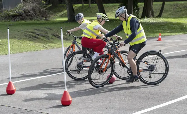 Mit dem Wechsel auf die weiterführende Schule fahren viele Kinder häufiger allein Rad. Eine neue Checkliste von DVW und UDV hilft, Fähigkeiten realistisch einzuschätzen und gezielt zu üben. | Foto: Deutsche Verkehrswacht