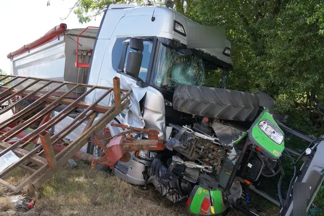 Die Traktorfahrerin wurde zwischen den beiden Fahrzeugen eingeklemmt. | Foto: Sascha Ditscher/dpa