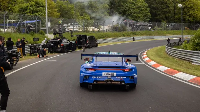 The Perfect Lap: Der Falken Porsche fährt beim Filmdreh über die Nordschleife und steht im Zentrum der 24h-Nürburgring-Doku. | Foto: Dunlop Tyre Europe GmbH