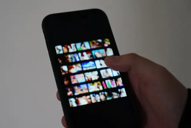 Betrugsmasche mit KI: Über soziale Medien drohen Betrüger, gefälschte oder manipulierte Nacktbilder an das Umfeld weiterzuleiten, wenn das Opfer nicht sofort Geld zahlt.  | Foto: dpa