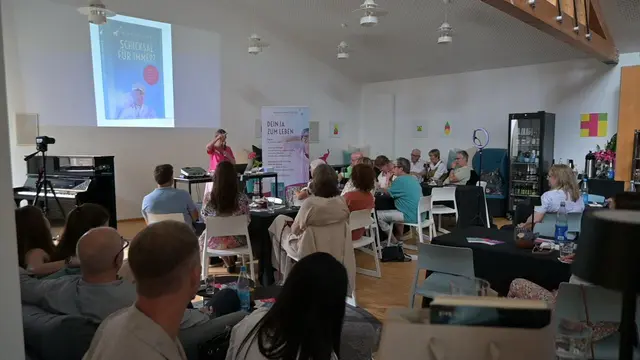 Blick auf das Publikum und Manuela Rohr im CreativeSpace der BrilliantSpaces in Speyer