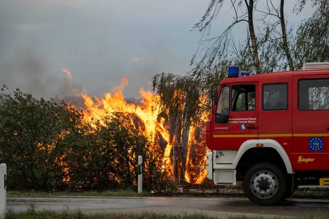 Bis zu 50 Autos wurden den Angaben nach durch Hitze und Funkenflug erheblich beschädigt. | Foto: Stefan Puchner/dpa