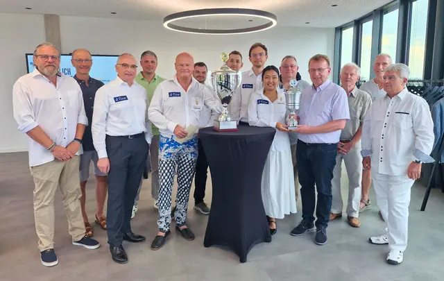Zwei Pokale, eine historische Saison: Mit der Deutschen Meisterschaft und dem Deutschen Mannschaftspokal sicherte sich der Schachclub Viernheim erstmals das Double. | Foto: Stadt Viernheim