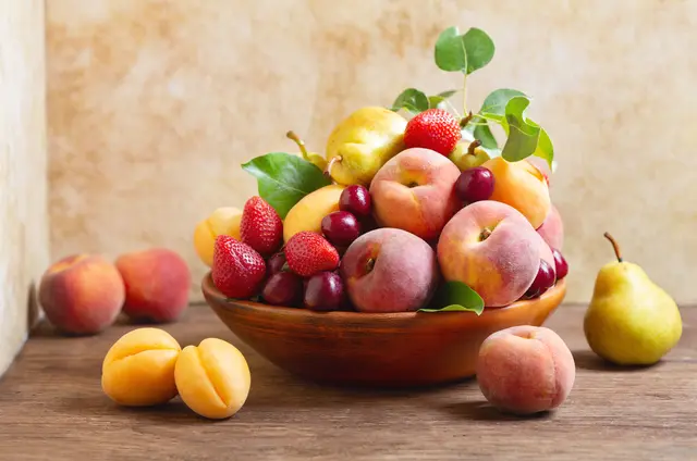Obst landet gerne mal gemeinsam in der Obstschale. Dabei sollte man einige Sorten getrennt voneinander aufbewahren. | Foto:  Nitr/stock.adobe.com