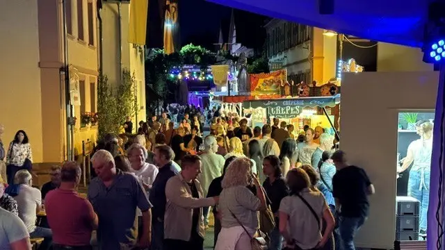 Weinfest Kapellen-Drusweiler 2026: Besucher flanieren beim Weinfest durch die Höfe und Gassen des Ortes. Das Foto entstand bei einem früheren Weinfest. | Foto: Gerd Kropfinger, Ortsbürgermeister