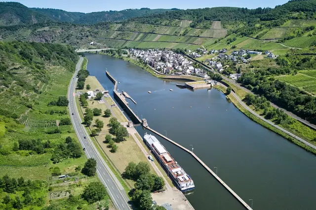 Nach einem Defekt an einem Fahrgastschiff fließen mehr als 100 Liter Diesel in die Mosel. (Symbolbild) | Foto: Sascha Ditscher/dpa