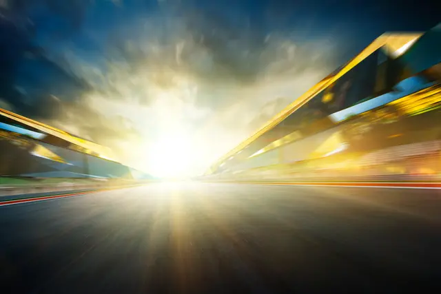 Formel 1 in Spa: Auf der Traditionsstrecke steht das Rennwochenende mit Qualifying und Rennen an. Live läuft es bei Sky Sport, das Rennen auch bei RTL. | Foto: jamesteoh.art/stock.adobe.com