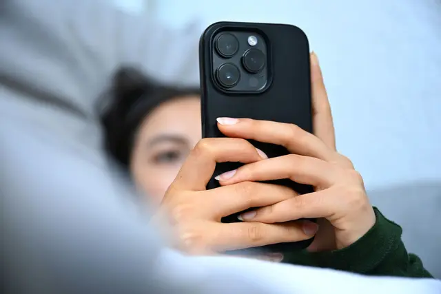 Bloß keine Vorwürfe: Eltern sollten bei problematischen Inhalten im Netz auf Aufklärung und einen offenen Austausch mit Jugendlichen setzen.  | Foto: dpa