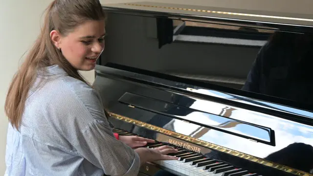 Elena Arifis beim Klavierspielen und Singen