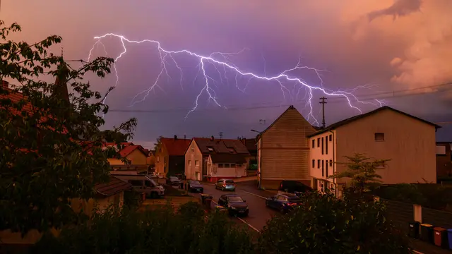 Blitz über Fehrbach bei Pirmasens während eines Gewitters in der Südwestpfalz.