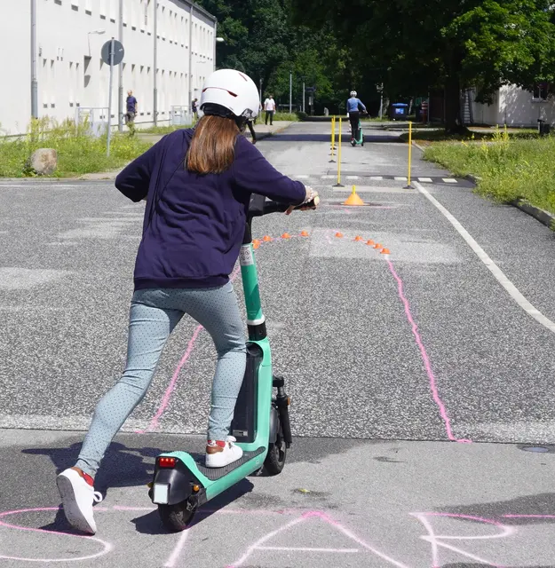 Viele E‑Scooter-Unfälle hängen mit Gehwegfahrten, Alkohol, zu hohem Tempo oder Fahren zu zweit zusammen. Zahlen von Destatis zeigen außerdem, wie häufig Alleinunfälle sind und warum Trainings vor allem auf Fahrpraxis und Regeln zielen. | Foto: Deutsche Verkehrswacht