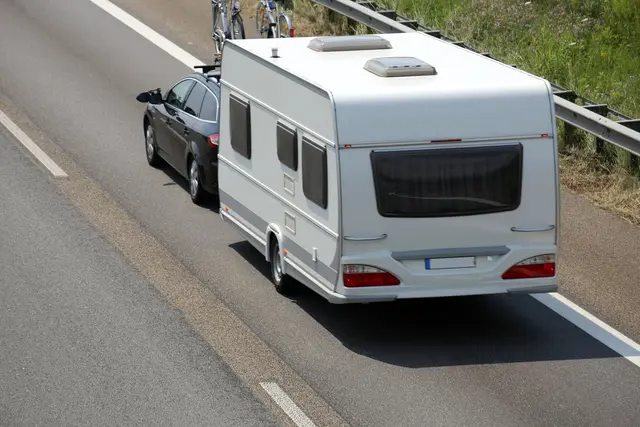 Am Wohnwagen wurde das Heck komplett zerstört, außerdem entstand Schaden an der Deichsel. Am Zugfahrzeug wurden die Anhängerkupplung und die Heckstoßstange aus der Verankerung gerissen, zudem wurde die Front stark beschädigt. (Symbolfoto) | Foto: U. J. Alexander/stock.adobe.com