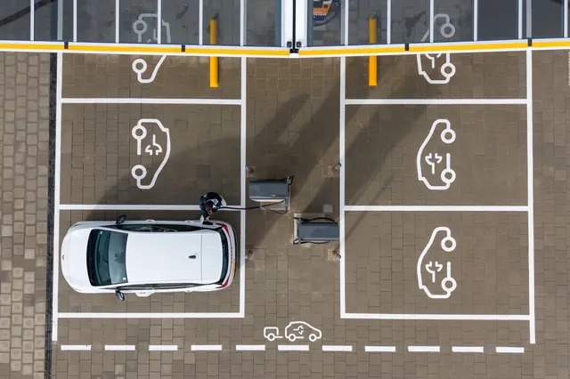 Elektroautos sind im Aufwind - aber nicht überall gleichermaßen. (Archivbild) | Foto: Sebastian Kahnert/dpa