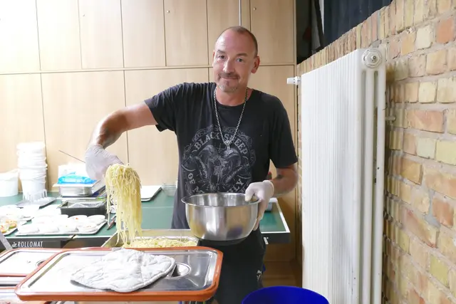 Ob Spaghetti, Salat oder Nachtisch: Dennis Höngen, Hausmeister im T.i.B., kümmert sich um das leibliche Wohl der Kinder und des Betreuerteams. | Foto: Stadt Viernheim