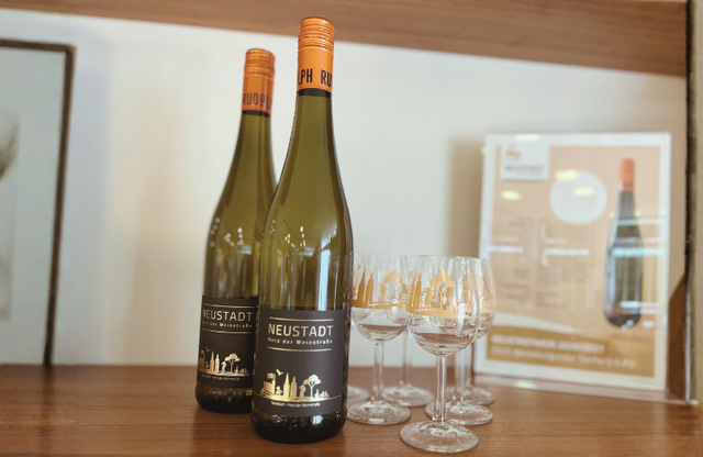 Ein regionaler Wein als Mitbringsel aus der Innenstadt: Der neue Neustadt-Wein ist jetzt verfügbar. | Foto: Stadt Neustadt