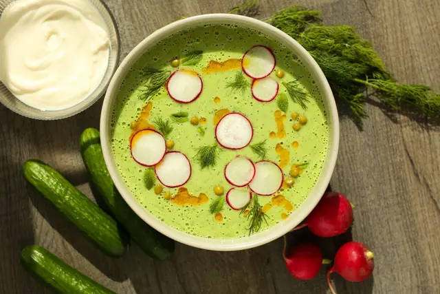 Kalt, cremig, trendy und in 10 Minuten fertig: Eine Gurken-Joghurt-Suppe ist perfekt an heißen Sommertagen.  | Foto: dpa