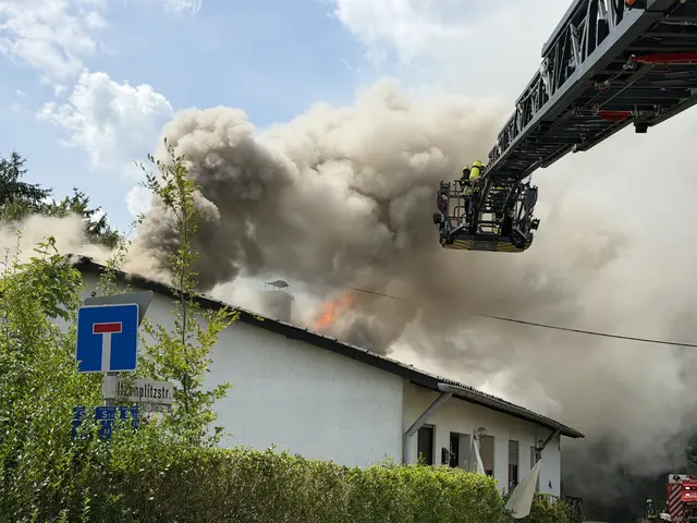 Nach einem Garagenbrand griff das Feuer in Schiffweiler auf den Dachstuhl eines Wohnhauses über. Mehr als 120 Einsatzkräfte verhinderten laut Kreisfeuerwehrverband Neunkirchen ein Übergreifen der Flammen auf den angrenzenden Wald. | Foto: Kreisfeuerwehrverband Neunkirchen
