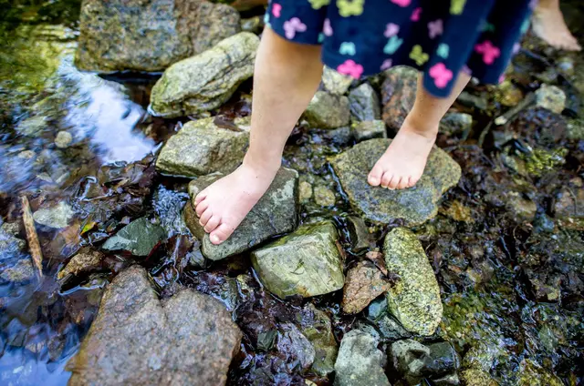 Barfußlaufen auf wechselnden Untergründen aktiviert die Muskulatur - so kann sich das Fußgewölbe von Kindern optimal ausbilden.  | Foto: dpa