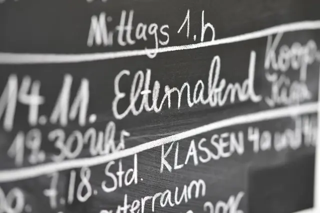 Wer sich nicht traut in großer Runde beim Elternabend etwas zu fragen, kann der Lehrkraft auch eine Mail schreiben.  | Foto: dpa