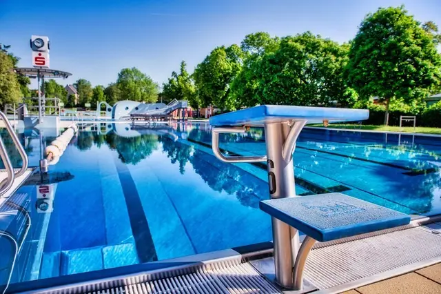 Ein Schild am Eingang: Das Freibad bleibt am Freitag wegen einer technischen Störung geschlossen. | Foto: Stadt Landau