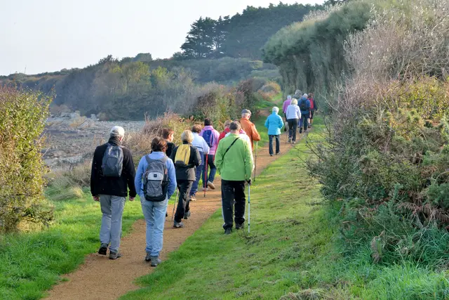 Wer in geselliger Runde spazieren gehen möchte, kann beim Plauderspaziergang in Hochstadt mitlaufen. | Foto: aquaphoto/stock.adobe.com