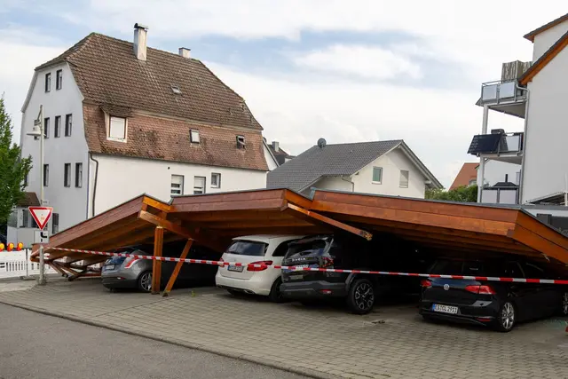 Vier Autos wurden unter dem Carport begraben. | Foto: Daniel Kessler/onw-images/dpa