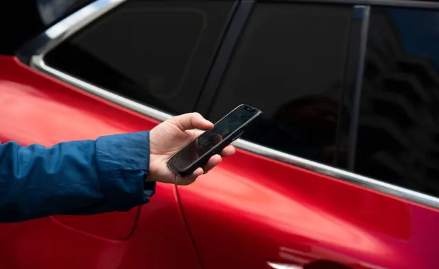Kontakte und Apps: Wer seine Privatsphäre schützen möchte, sollte bei der Rückgabe des Mietwagens die gespeicherten persönlichen Daten löschen. 
 | Foto: dpa