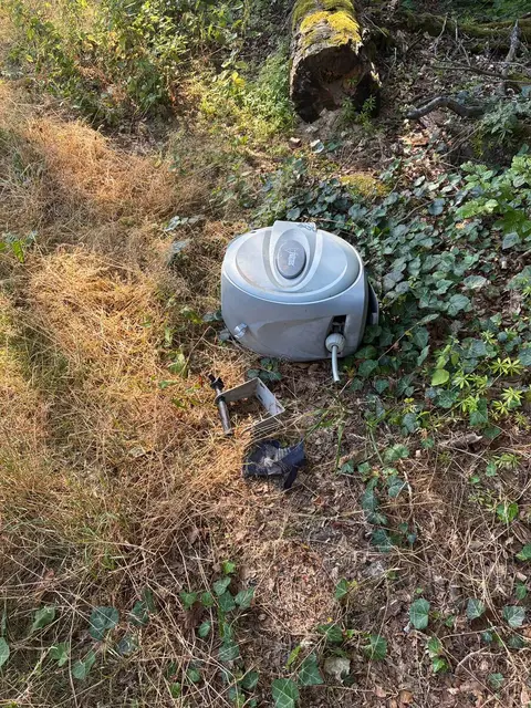 Weder kleines Bonbonpapier noch größerer Müll gehören in den Wald! | Foto: Landratsamt Rhein-Neckar-Kreis