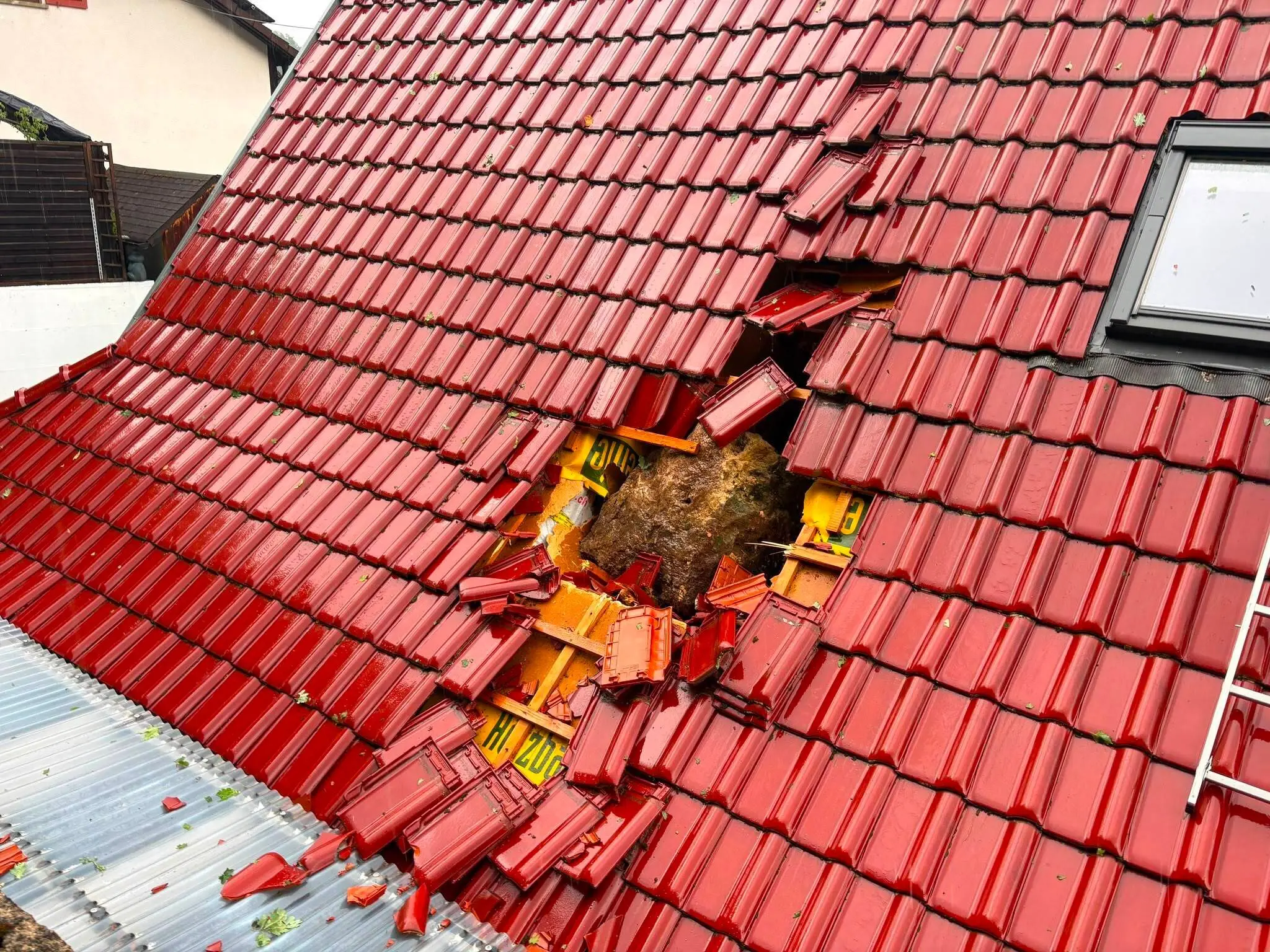 Felssturz-in-Starzach-Tonnenschwerer-Brocken-trifft-Haus