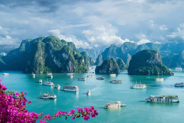 Mit den Kreuzfahrtfreunden entdecken Reisende die faszinierende Inselwelt der Halongbucht in Vietnam. | Foto: Die Kreuzfahrtfreunde GmbH