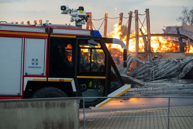 Großbrand bei Holzbaubetrieb - Löscharbeiten dauern an.  | Foto: Stefan Puchner/dpa