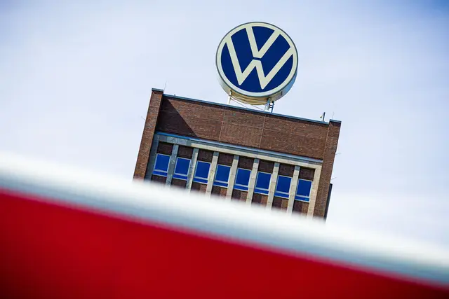 Im Vorstandshochhaus von VW bleibt das Büro des Personalchefs weiter verwaist. (Archivbild) | Foto: Moritz Frankenberg/dpa