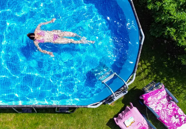 Poolwasser: Wenn es einmal drin ist, sollte es das möglichst lange bleiben. Abdeckungen helfen gegen Verschmutzung und Verdunstung. | Foto: dpa