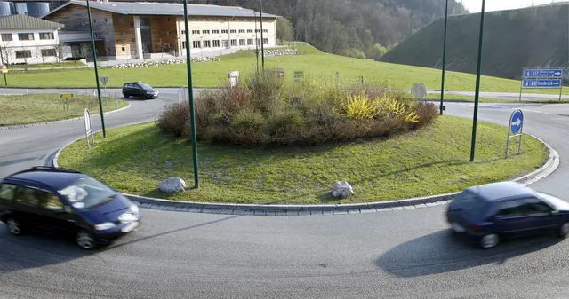 Die Vorfahrtsregeln für Kreisverkehre in  Österreich sind im Gegensatz zu Deutschland nicht einheitlich. Ein aufmerksamer Blick auf die Verkehrszeichen ist hier also besonders wichtig. | Foto: dpa