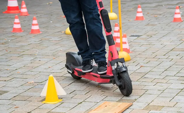 Fahrtrainings sollen den Teilnehmern alles rund um das ordentliche Verhalten mit einem E-Scooter im Straßenverkehr beibringen.  | Foto: dpa