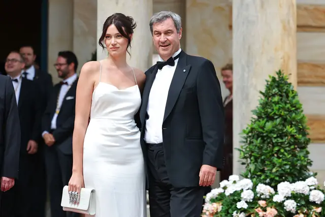 Markus Söder (CSU), Ministerpräsident von Bayern, und seine Tochter Gloria-Sophie Burkandt kommen zur Eröffnung der Bayreuther Festspiele, mit der Premiere einer Neuproduktion von Richard Wagners «Tristan und Isolde» in einer Inszenierung von Regisseur Thorleifur Orn Arnarsson. (zu dpa: «Söders Tochter macht Termine mit seinem Assistenten aus») | Foto: dpa