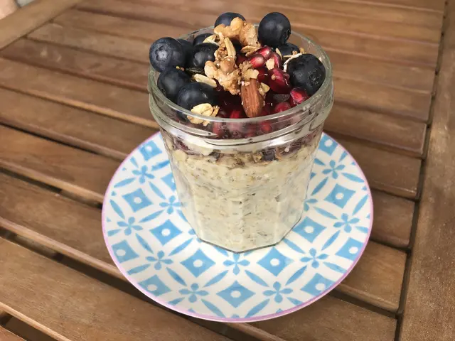 Overnight Oats: Unser Rezept wurden mit einem viertel Teelöffel Zimt gemischt, mit Sojamilch übergossen und mit frischen Blaubeeren, Granatapfel und Granola garniert. Ein Esslöffel Joghurt liefert eine extra Portion Protein auf den Frühstückstisch. | Foto: Walter