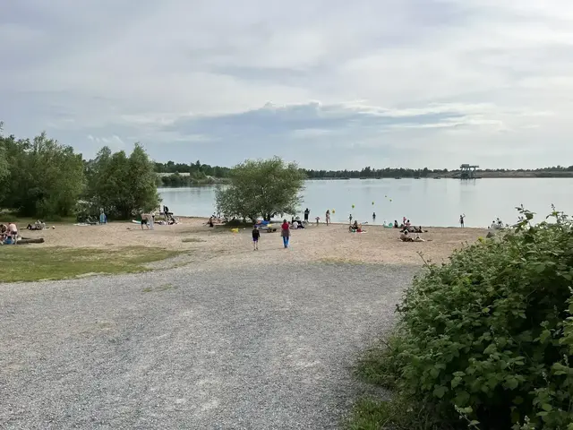 Nach der Anfahrt mit dem Auto, dem Fahrrad oder Bus und Bahn findet man schnell ein Plätzchen am kühlen Nass des Badesees. Im südlichen Teil des Baggersees sind Bagger und Fließbänder im Einsatz und gut zu sehen. | Foto: Thorsten Kornmann