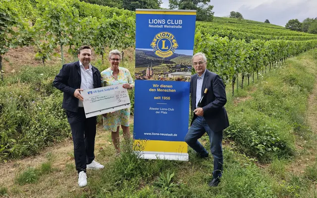 Spendenübergabe des Lions Clubs Neustadt Weinstraße an das Frauenzentrum auf dem St. Martiner Kirchberg | Foto: Michael Landgraf