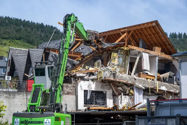 Abrissarbeiten nach dem verheerenden Hoteleinsturz in Kröv. | Foto: Harald Tittel/dpa